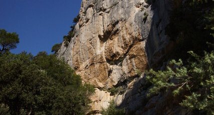 Entrée de canyon au pied des Dentelles de Montmirail